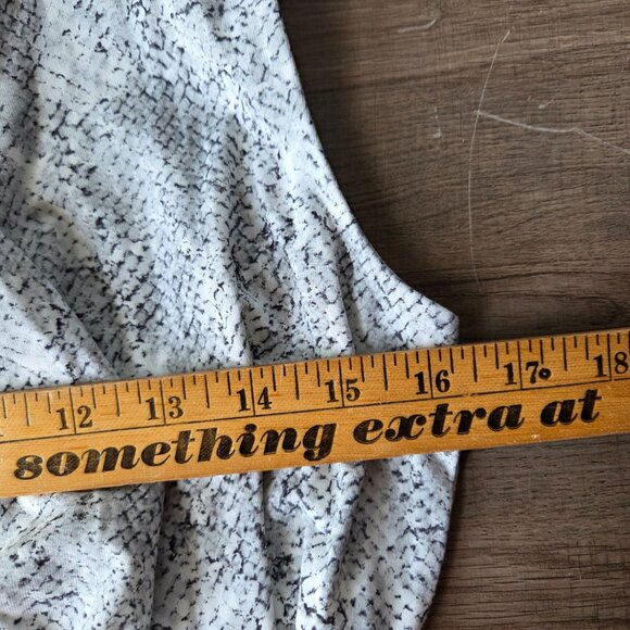 NWT ANN TAYLOR SURPLICE NECK WRAP STYLE SLEEVELESS SNAKESKIN PRINT TOP SIZE M - Picture 15 of 16